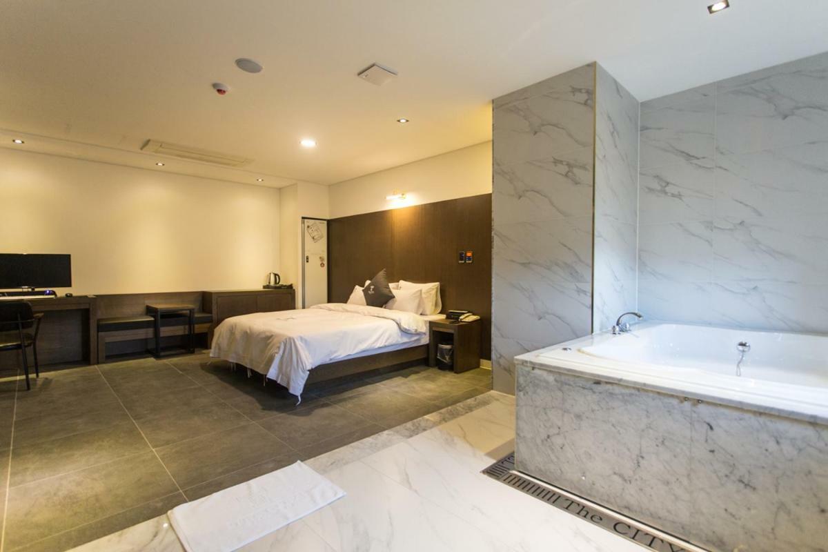 The City Hotel Jeonju Extérieur photo